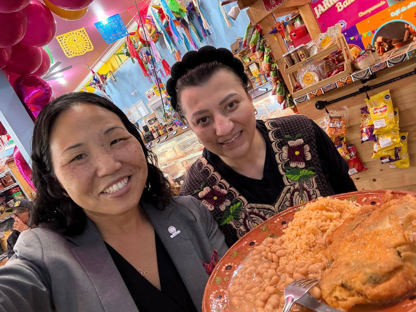 We’re so grateful for the small businesses who brightened our days and brought light to local neighborhoods throughout January 😊
1️⃣ Celebrating 15 Years with Sonia, owner of @mendozas_mercado
2️⃣ Alex, Ana, and Aminta of @salvadoreanbakery cheer on the Seahawks
3️⃣ Enjoying Yu Mei @uptownchina before the Kraken AANHPI Night with @thekimfer, co-owner of @pitchthebabybar
4️⃣ The remains of a sweet treat with Lois at her new dessert cafe @elixirdessertandbar - their grand opening is tomorrow (Sunday)!
5️⃣ Caffeinating at @latinocafe1 with owner Andrea
6️⃣ Kylie and Theresa enjoy late afternoon coffee and hot chocolate at @makeda.and.mingus
7️⃣ Warming up with pho with Tara (@mariners) at @vinasonphosodo
8️⃣ The best hot pot from @shabu_shaburina
9️⃣ Showing off the beautiful food from @blockcafeseattle
🔟 Saying hi to Brandon, owner of @brugge_chocolates
1️⃣1️⃣ ✌️ with Reginald, owner of @althas_louisiana_cajun
1️⃣2️⃣ Grabbing the essentials with Nech, owner of @alidasbakery
1️⃣3️⃣ XO Rice Rolls from Yen, owner of @ganbeiseattle
#SpendLikeItMatters #seattlefoodie #seattlesmallbusiness #BeIntentional