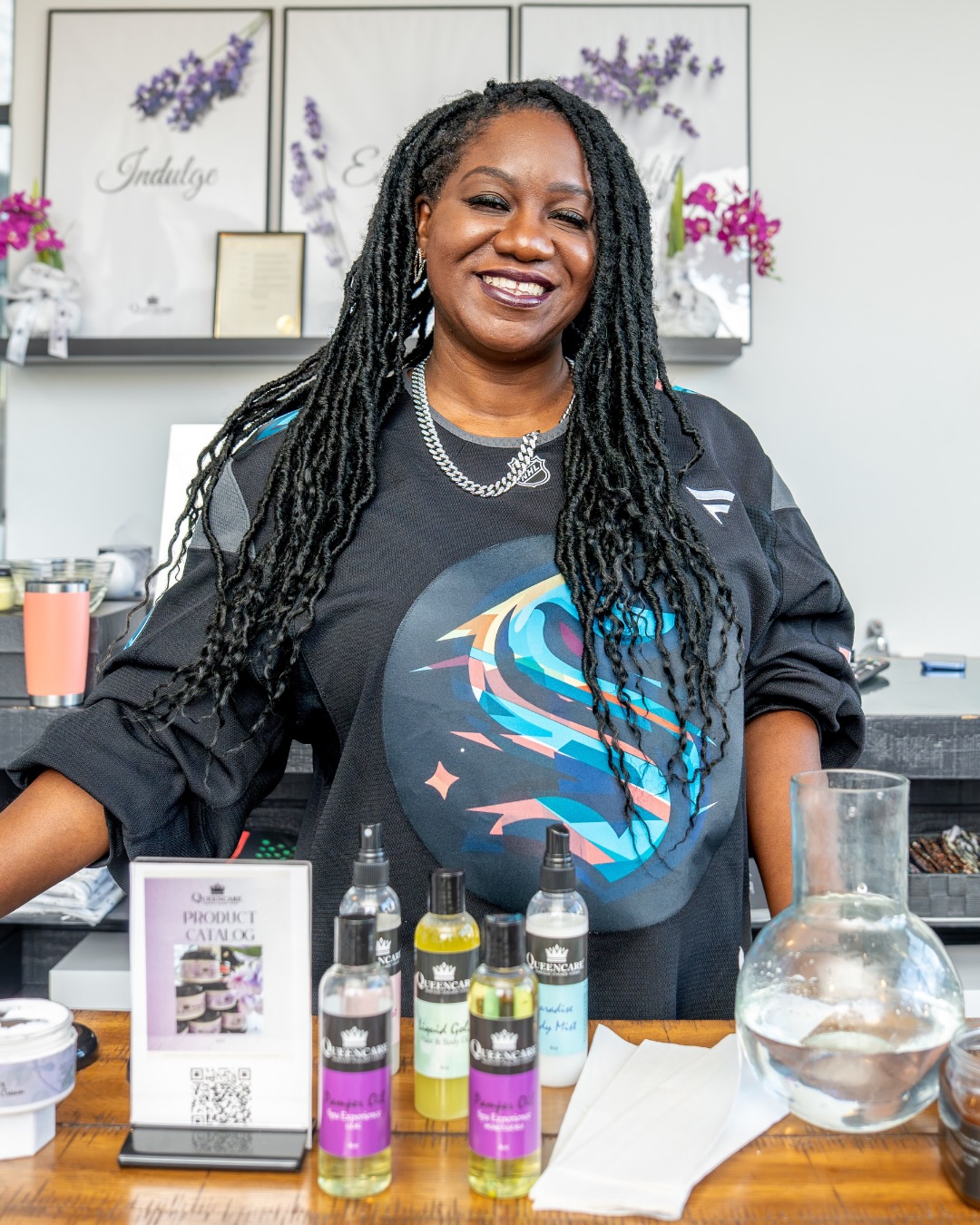 Seattle Kraken’s Black History Night is almost here 🏒
Ahead of the game on February 28th, @seattlekraken and @intentionalist_ collaborated to recognize Monika C. Mathews of @queencareproducts_1 🖤
QueenCare makes aromatherapeutic body care products and candles crafted with love and natural ingredients. A portion of the proceeds benefit Seattle/King County youth.
A portion of these special ticket sales will go to Black Future Co-Op Fund.
🎟️: Get your discounted tickets for Saturday’s (2/28) game at the link in @intentionalist_’s bio!
🎨: Artist Damon Brown (@creative_lou) draws inspiration from the pioneering Black athletes who broke hockey’s color barrier, honoring an often unrecognized legacy that bridges classical illustration, urban art, and the untold stories of those who transformed the sport for future generations.
📸: @vlackmedia
#SpendLikeItMatters #BlackOwned #SmallBusinessEveryday